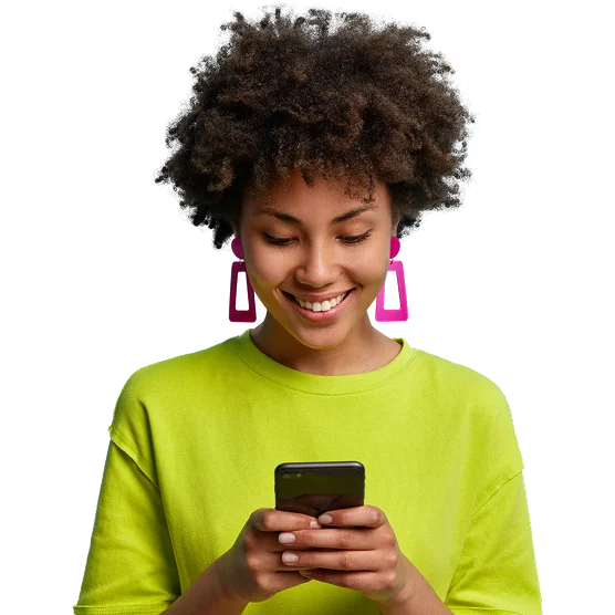 Perempuan tersenyum melihat ponsel dengan alamat macroweb.ai