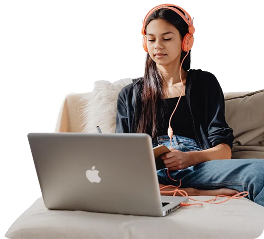 Perempuan mendengarkan musik sambil bekerja dengan laptop