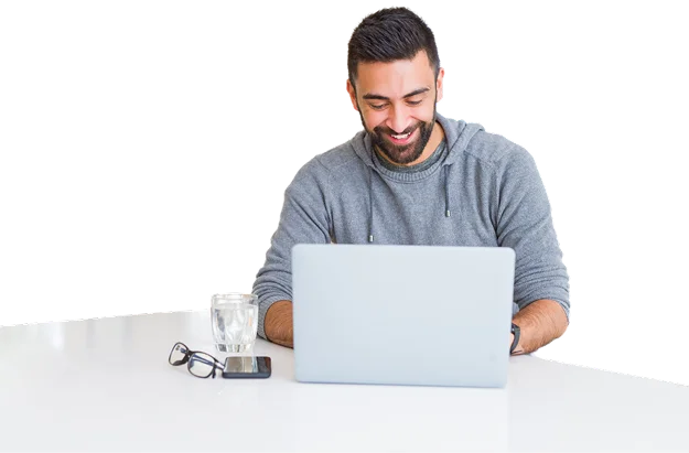 Pria tersenyum bekerja dengan laptop
