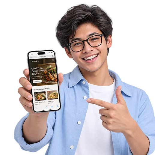 Seseorang memegang ponsel yang menampilkan website Macroweb