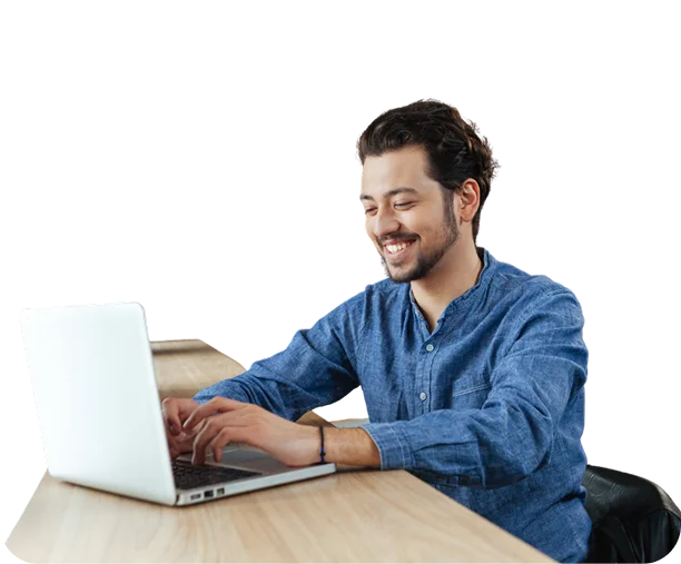 Pengguna menyusun website bisnis di laptop