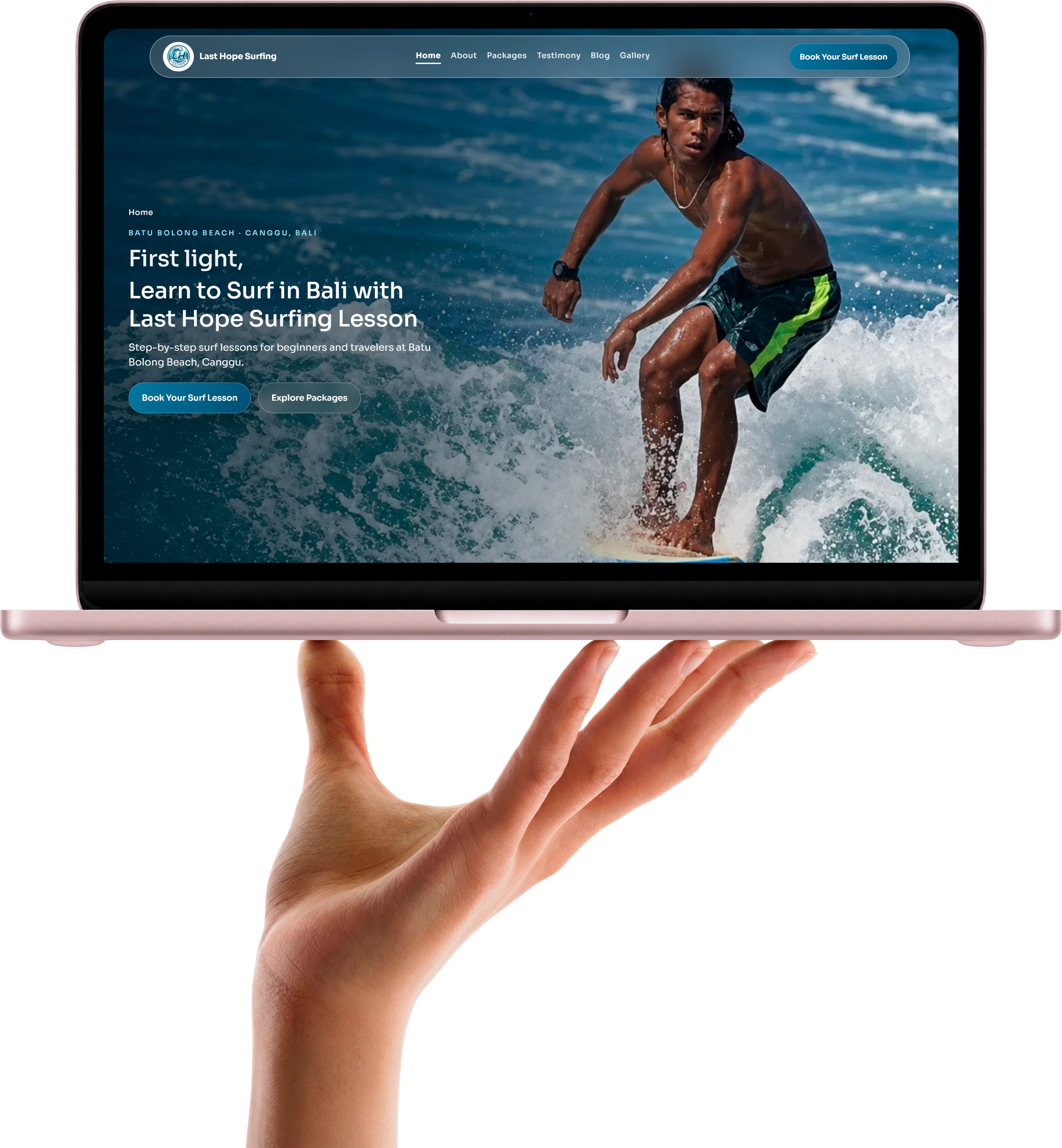 Tangan memegang laptop dengan website Macroweb